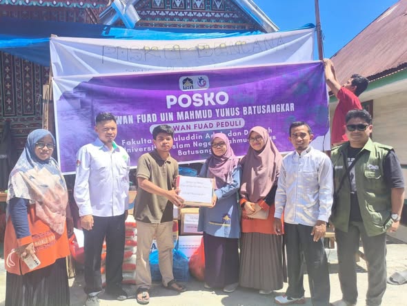 FUAD UIN Mahmud Yunus Batusangkar Turun Langsung Bantu Korban Longsor Malalo